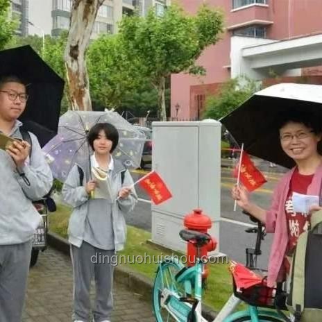 高考考场外全国统一动作：温情守候与心路历程
